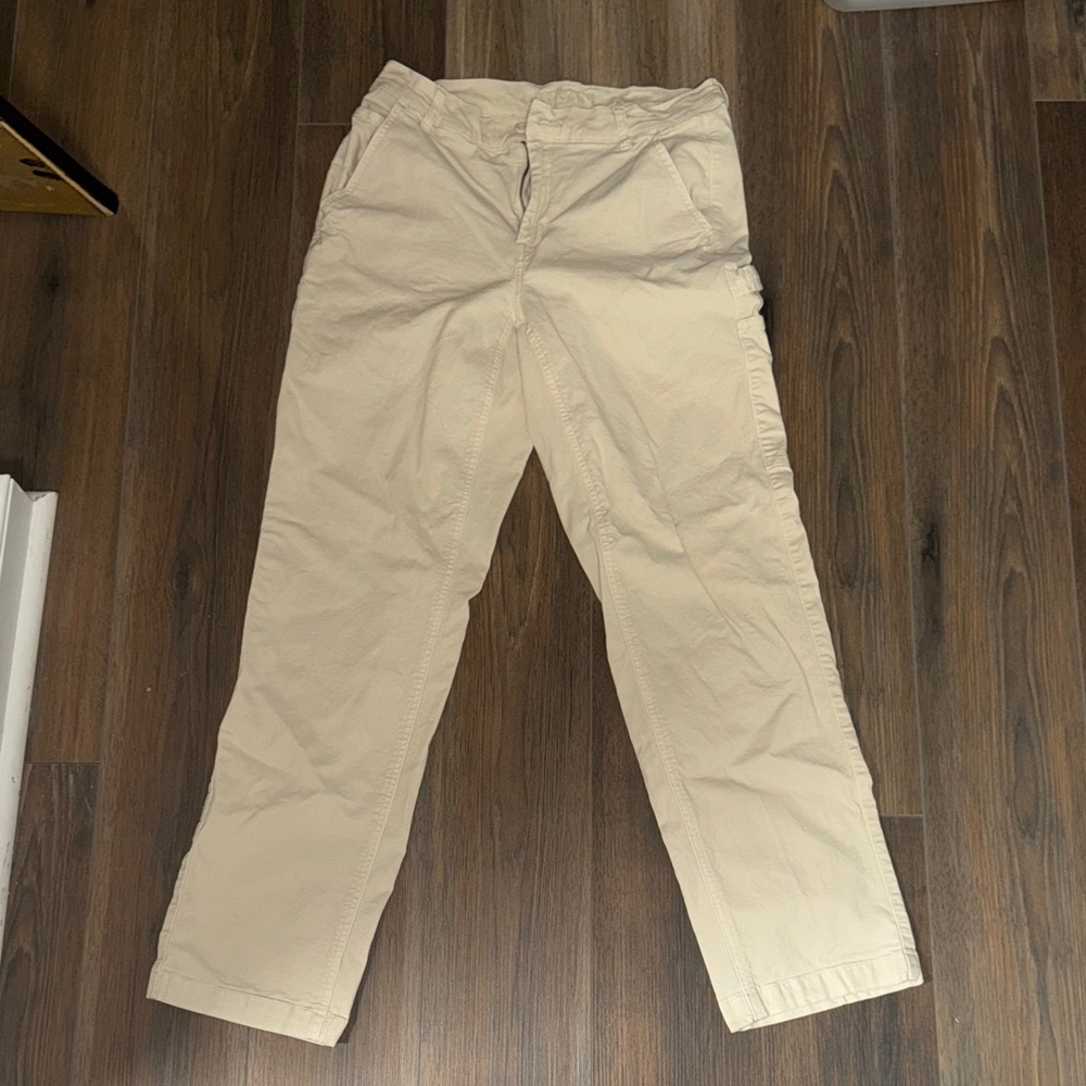 American Eagle Outfitters women’s Cream wide leg cargo. Lots of stretch. Size 8.